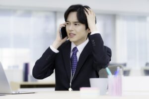 会社員の法人設立がバレるか心配している男性