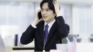 会社員の法人設立がバレるか心配している男性