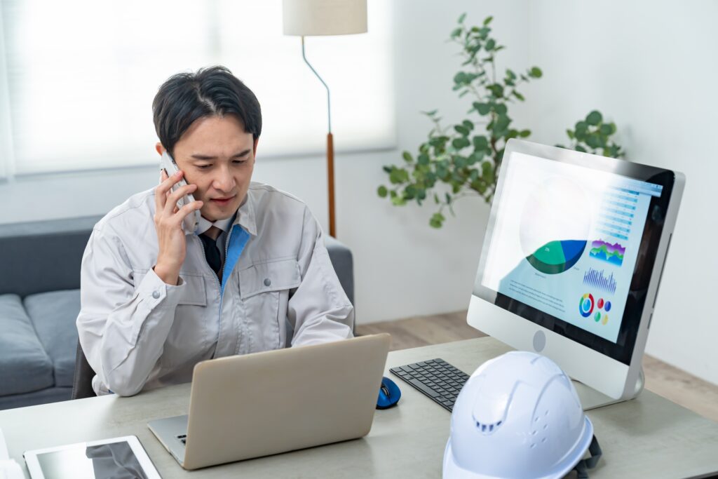 税理士に土日に電話で無料相談をする男性