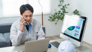 税理士に土日に電話で無料相談をする男性