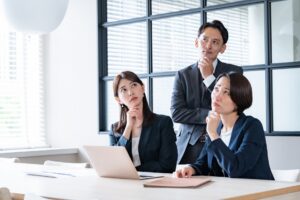 法人化が節税にならないか考えている3人