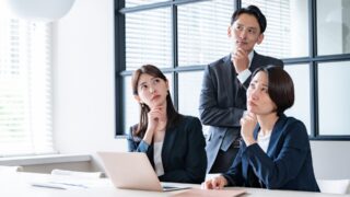 法人化が節税にならないか考えている3人