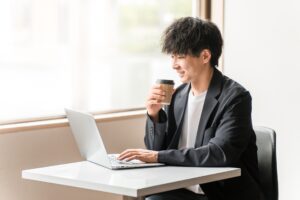 一人で会社を作るメリットを感じている男性