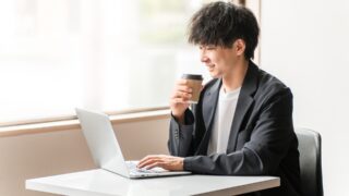 一人で会社を作るメリットを感じている男性