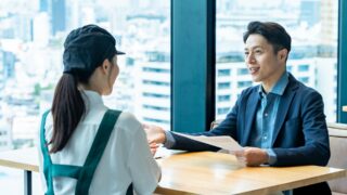 熊本の税理士に経営相談している女性