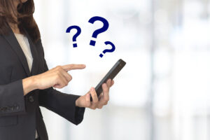 副業の確定申告をしないとどうなるか調べている女性